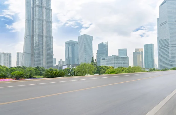 Panoramische skyline en gebouwen met lege weg — Stockfoto