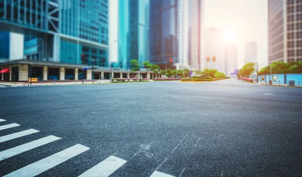 Calle asfaltada muy concurrida en la ciudad moderna bajo el semáforo — Foto de Stock