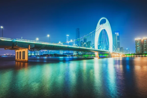 Skyline nocturno y paisaje urbano moderno en Guangzhou a orillas del río —  Fotos de Stock