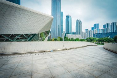 Modern şehrin boş, modern meydanı ve gökdelenleri
