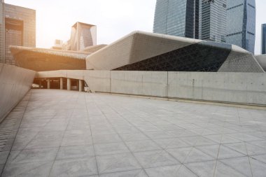 Modern şehrin boş, modern meydanı ve gökdelenleri