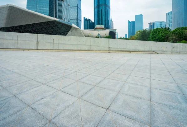 Modern şehrin boş, modern meydanı ve gökdelenleri