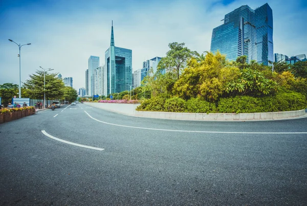 广州市具有现代城市背景的沥青路面 — 图库照片
