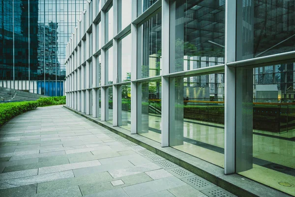 Empty, modern square and skyscrapers in modern city — Stock Photo, Image