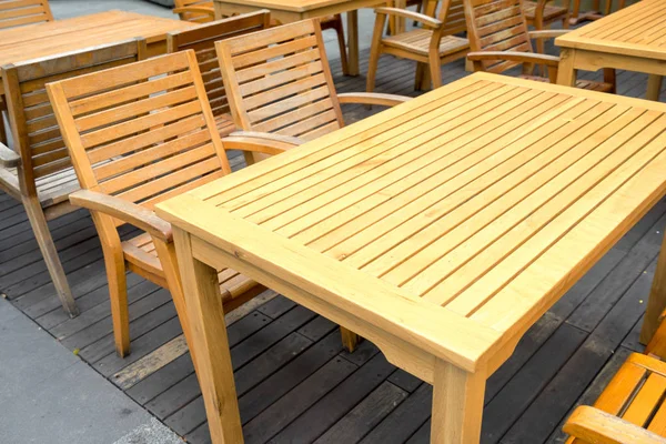 Mesa de madera en el café al aire libre Fotos De Stock