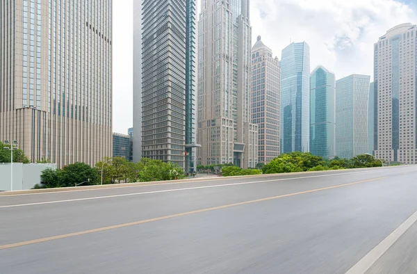 Skyline panorámico y edificios con camino vacío — Foto de Stock