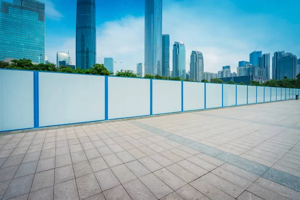 Empty, modern square and skyscrapers in modern city — Stock Photo, Image