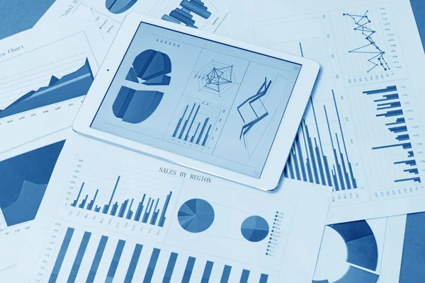 Finansielle diagrammer på bordet med tablet - Stock-foto