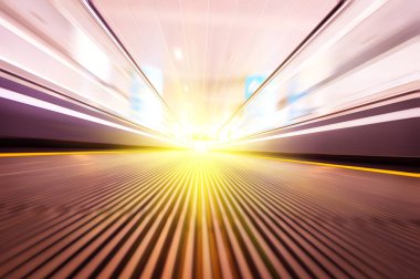 Yürüyen merdiven, Şangay Pudong Havaalanı 'nın içi. .