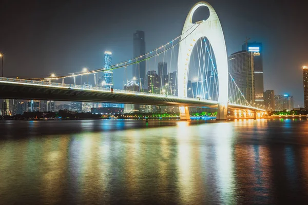 Skyline notturno e paesaggio urbano moderno a Guangzhou sul lungofiume — Foto Stock