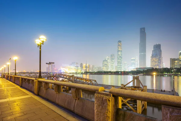 Skyline notturno e paesaggio urbano moderno a Guangzhou sul lungofiume — Foto Stock