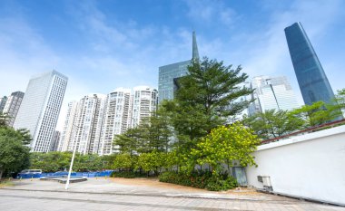 Modern şehrin boş, modern meydanı ve gökdelenleri