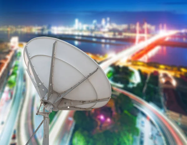 Bild von Satellitenempfängern mit Parabolantenne im Weltraum — Stockfoto