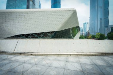 Modern şehrin boş, modern meydanı ve gökdelenleri
