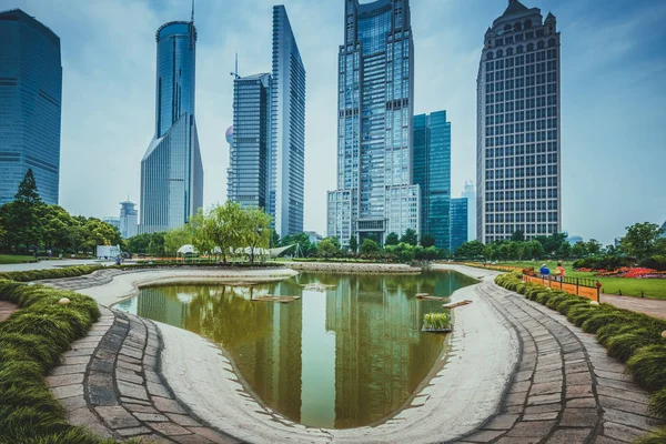 Πάρκο της πόλης με σύγχρονο κτίριο φόντο στο Shanghai — Φωτογραφία Αρχείου
