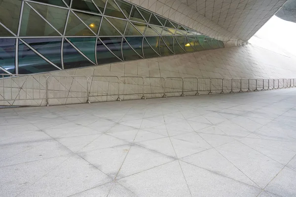 Empty, modern square and skyscrapers in modern city — Stock Photo, Image