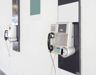Hong Kong havaalanında ankesörlü telefon.
