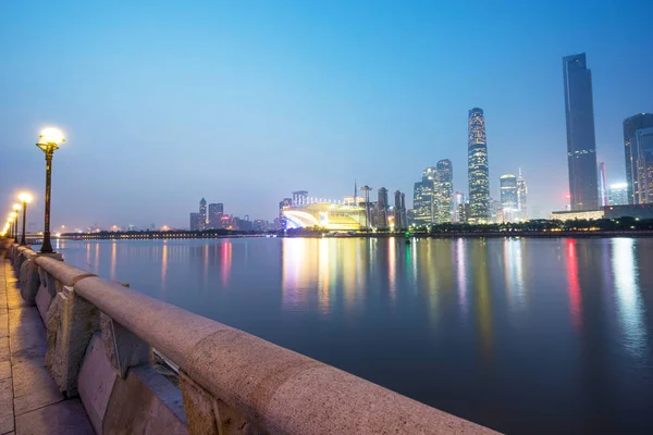 Skyline nocturno y paisaje urbano moderno en Guangzhou a orillas del río —  Fotos de Stock