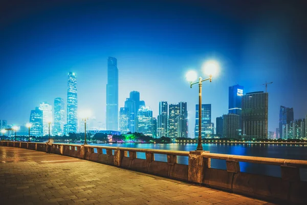 Skyline notturno e paesaggio urbano moderno a Guangzhou sul lungofiume — Foto Stock
