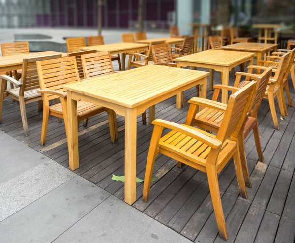 Holztisch im Café im Freien — Stockfoto