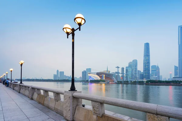 Guangzhou, China cityscape from the promenade. — Stock Photo, Image
