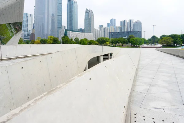 Modern şehrin boş, modern meydanı ve gökdelenleri — Stok fotoğraf