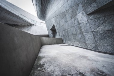 Modern şehrin boş, modern meydanı ve gökdelenleri