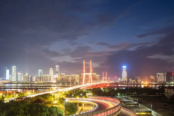 中国命名的八一大桥的夜上海 — 图库照片