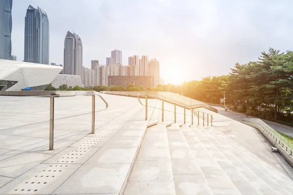 Empty, modern square and skyscrapers in modern city — Stock Photo, Image