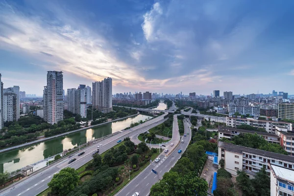 Intercambio de carreteras de la ciudad en Shangai en hora punta de tráfico — Foto de Stock