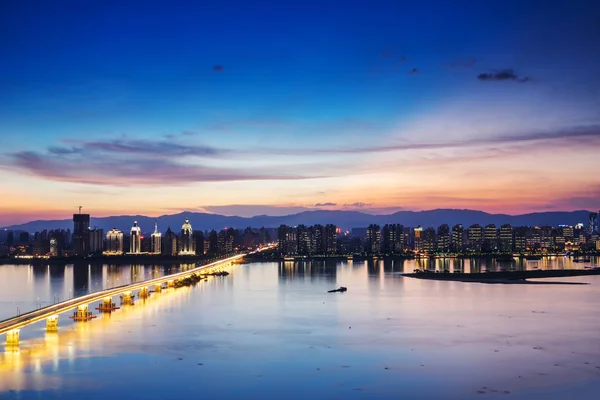 Vista notturna del ponte e della città a Shanghai Cina — Foto Stock