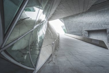 Modern şehrin boş, modern meydanı ve gökdelenleri