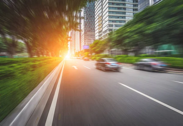 Calle asfaltada muy concurrida en la ciudad moderna bajo el semáforo — Foto de Stock