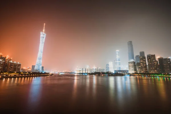 Guangzhou, Cina skyline città sul fiume Pearl — Foto Stock