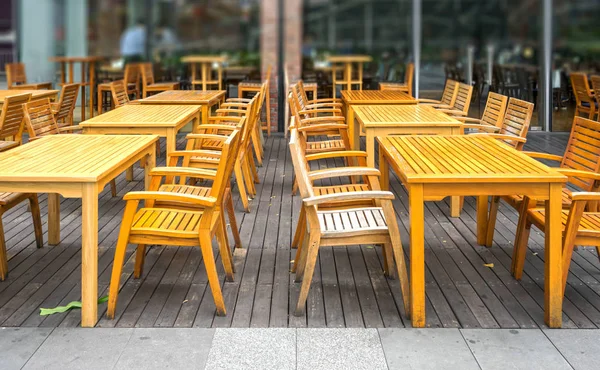 Mesa de madeira na sala de café ao ar livre — Fotografia de Stock