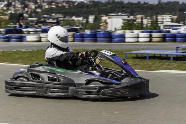 Campeonato de Karting. Conductor en karts con casco, traje de carreras participar en la carrera de karts. Espectáculo de karting. Niños, corredores adultos karting . — Foto de Stock