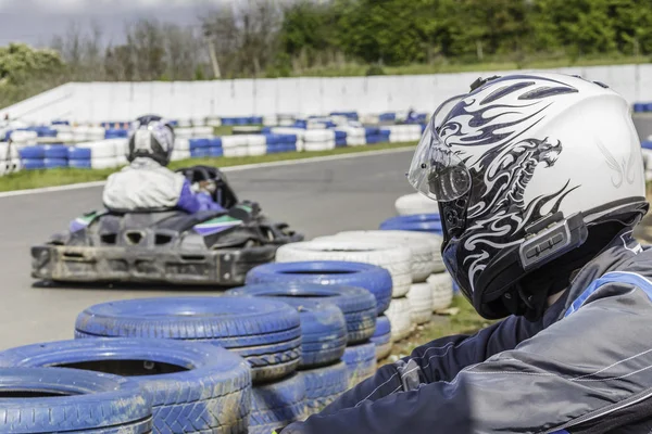 Campeonato de Karting. El conductor está mirando para la carrera. Niños, corredores adultos karting . —  Fotos de Stock