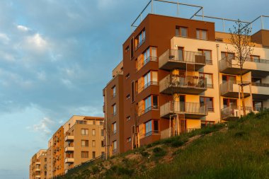 yeni modern karmaşık güzel daire ev düz yapı Mortgage günbatımı üzerinde