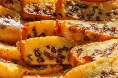 Taze pişmiş ve dilimlenmiş meyve kek üzümlü plaka üzerinde