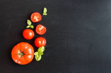 Taze kiraz domates bitki bir siyah kara tahta zemin üzerine