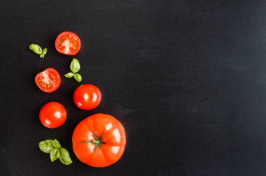 Taze kiraz domates bitki bir siyah kara tahta zemin üzerine