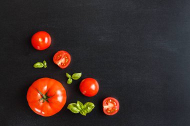 Taze kiraz domates bitki bir siyah kara tahta zemin üzerine