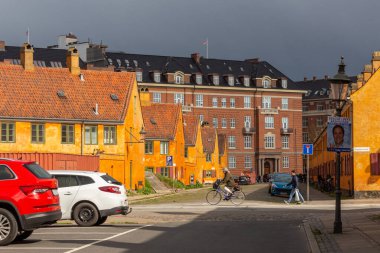 Kopenhag, Danimarka - 7 Mayıs 2019. Eski sokak, küçük yallow ev