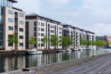 Modern apartman binası güneşli bir bahar gününde Kopenhag 'ın bir banliyösü, Danimarka