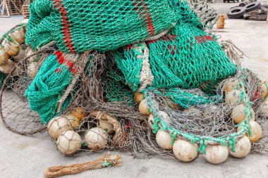 Kıyıdaki eski balık ağı yeşil renk