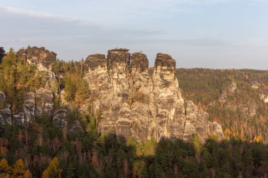 Almanya. İsviçre Saksonya 'daki Bastei Rocks. Neurathen Şatosu 'nun kalıntılarının etrafında.