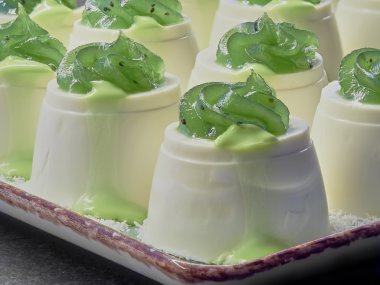 Tatlı kek üzerine bir platte