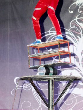 Sahne Alanı'nda Equivibrrist