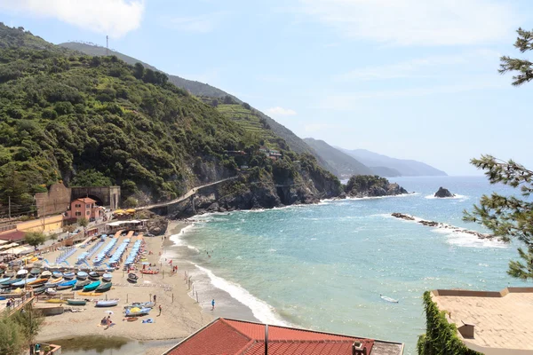 Pantai di Cinque Terre desa Monterosso al Mare dan Laut Mediterania, Italia — Stok Foto