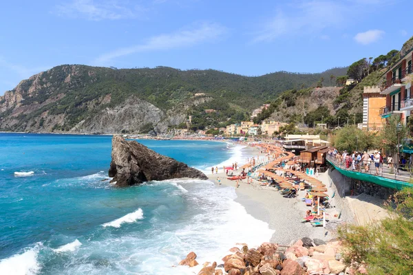 Praia na aldeia de Cinque Terre Monterosso al Mare e Mar Mediterrâneo, Itália — Fotografia de Stock